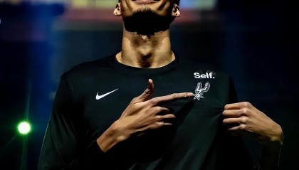 开云app官网-32分12板8助2断4帽！文班亚马复制姚明神迹，战神卡要小心了